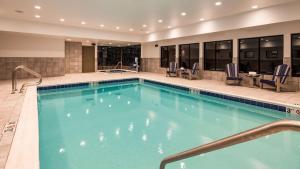 una grande piscina con acqua blu in un hotel di The Forge Hotel BW Signature Collection ad Anaconda