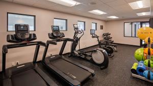 una palestra con tapis roulant e cyclette in una stanza di The Forge Hotel BW Signature Collection ad Anaconda