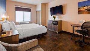 una camera d'albergo con un letto e una scrivania di The Forge Hotel BW Signature Collection ad Anaconda Altre 17 foto
