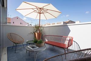 Balcony o terrace sa Piso Azul Premium Apartments in Bairro Alto by LovelyStay