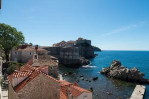 einen Blick auf das Meer von einer Stadt mit Gebäuden in der Unterkunft Eddie's Sea View Rooms Old Town in Dubrovnik