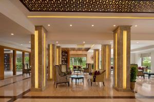 Ramada by Wyndham Varanasi Katesar的休息区