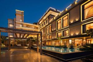 Ramada by Wyndham Varanasi Katesar内部或周边的泳池