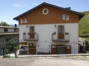 a white building with a brown roof at Le antiche Torri in Pescasseroli