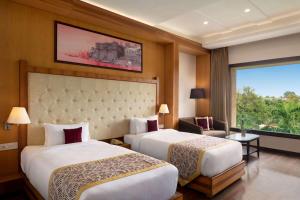 Ramada by Wyndham Varanasi Katesar客房内的一张或多张床位