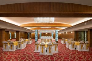Restaurace v ubytování Ramada by Wyndham Varanasi Katesar + 37 fotografií
