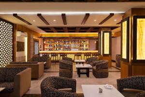 Ramada by Wyndham Varanasi Katesar的休息区