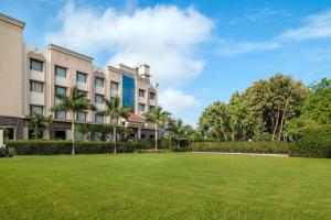 Ramada by Wyndham Varanasi Katesar外面的花园