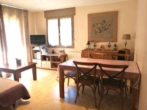 een woonkamer met een eettafel en stoelen bij Lac d'Annecy T2 grand jardin in Doussard