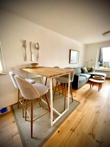ein Wohnzimmer mit einem Tisch, Stühlen und einem Sofa in der Unterkunft Zeit für Dich am Bergelchen, Winterberg in Winterberg