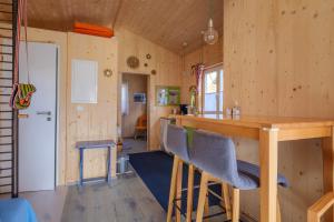 eine Küche mit Bar in einem winzigen Haus in der Unterkunft Tiny-Ferienhäusle Casa Wendy in Loßburg