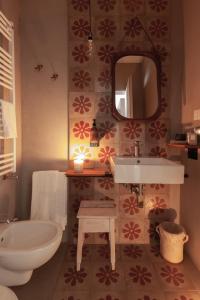 マテーラにあるLidia Chambres D'hotesのバスルーム(洗面台、トイレ、鏡付)