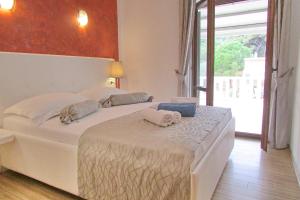 A bed or beds in a room at Villa Mirosa