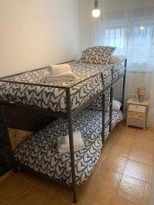 ein paar Etagenbetten in einem Zimmer in der Unterkunft Apartamento frente al Mar - Pedregalejo in Málaga