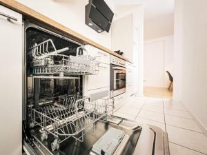 Kitchen o kitchenette sa Purer Luxus mit 2 Schlafzimmern, Balkon und Privat-Parkplatz
