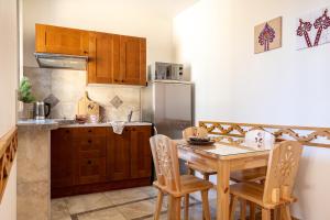 ザコパネにあるPrestige Apartamenty Krupowki 36/9のキッチン(木製テーブル、ステンレス製の冷蔵庫付)