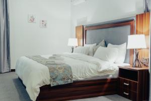 A bed or beds in a room at Sinclair Lake Chad