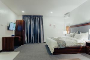 A bed or beds in a room at Sinclair Lake Chad