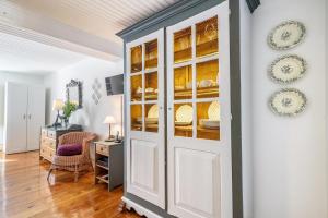 Habitación con armario de porcelana y escritorio. en BeGuest Cozy Flat Sant ´Ana, en Lisboa