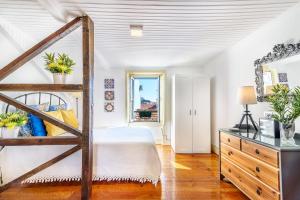 1 dormitorio con 1 cama y vestidor con espejo en BeGuest Cozy Flat Sant ´Ana, en Lisboa