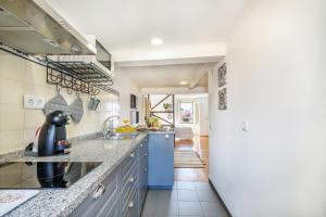 Kuchyň nebo kuchyňský kout v ubytování BeGuest Cozy Flat Sant ´Ana