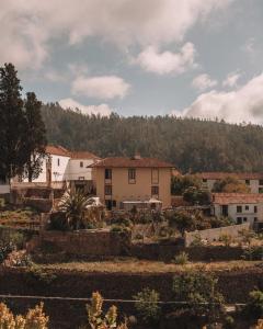 een huis in een dorp met een berg op de achtergrond bij La Casa Inglesa Vilaflor in Vilaflor