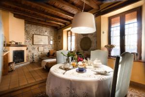 uma sala de estar com uma mesa com uma toalha de mesa branca em Casa Rural La Moderna em La Parrilla