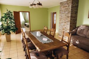 Ảnh trong thư viện ảnh của Café Chalet Edelweiss Holiday Home ở Zbarazh +20 ảnh