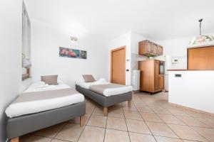 Zimmer mit 2 Betten und einer Küche in der Unterkunft Casa da Suite Rho in Rho