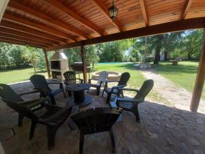 un grupo de sillas y una mesa en un patio en Casa de Campo entera en 
