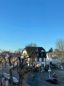 una vista di una strada cittadina con auto ed edifici di Wohnen beim Brotsommelier - Frankenlaib a Darmstadt