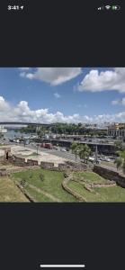 vista su una città con un fiume e su edifici di Mirador Colonial, en Riviera Colonial a Santo Domingo