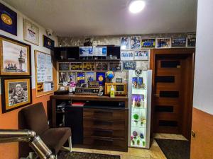 een kamer met een bureau en een koelkast. bij Avio Apartmani 2018 in Novi Pazar
