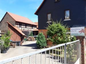 a black house with a fence in front of it at Ferienwohnung Jahns Hof in Rudolstadt