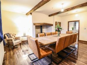 ein Esszimmer mit Tisch und Stühlen in der Unterkunft Bodaioch Cottage in Caersws
