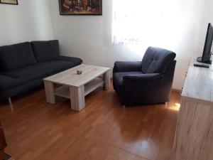 a living room with two couches and a coffee table at Ferienwohnung Jahns Hof in Rudolstadt