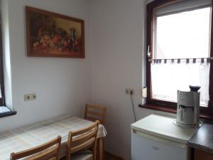 a kitchen with a table and a picture of fruit on the wall at Ferienwohnung Jahns Hof in Rudolstadt