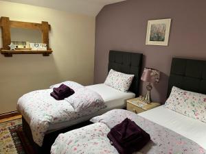 Ένα ή περισσότερα κρεβάτια σε δωμάτιο στο Waterside Cottages