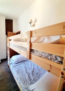 a bedroom with two bunk beds in a room at La casa di Olivia in Rocca di Cambio