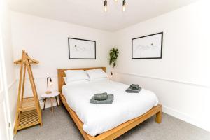 Un dormitorio con una cama y una escalera dentro. en Beautiful City-Centre Townhouse with Hot Tub, en Norwich