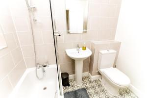 Un baño con ducha, inodoro y lavabo. en Beautiful City-Centre Townhouse with Hot Tub, en Norwich 18 fotos más