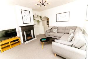 Una sala de estar con un sofá y una chimenea. en Beautiful City-Centre Townhouse with Hot Tub, en Norwich