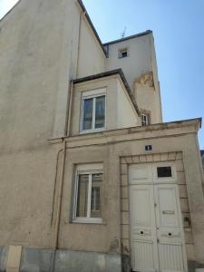 un edificio con una puerta en el costado en L'expérience d'Elie by Icone Collection, en Caen
