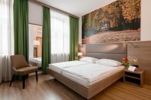 فندق لوسيا في فيينا: غرفة نوم بسرير ودهان على الحائط