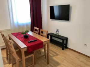 ein Esszimmer mit einem Tisch und einem roten Tuch darauf in der Unterkunft JUNA in Karlsruhe