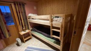Tempat tidur susun dalam kamar di Koselig hus i sentrum av Olderfjord