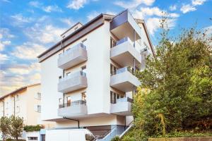 un condominio con balconi e alberi bianchi di EH Apartments Mars a St. Gallen