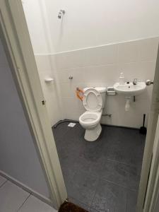 une salle de bains avec toilettes et lavabo dans l'établissement Hanz Homestay Melaka - For Malay Only, à Malacca 10 autres photos