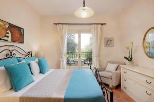 Posteľ alebo postele v izbe v ubytovaní Villa Anemelia by Rodostamo Collection + 37 fotografií