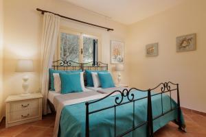 Posteľ alebo postele v izbe v ubytovaní Villa Anemelia by Rodostamo Collection